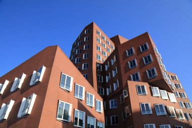 DÜKSELDORF, GERMANY - 19 Eylül 2020: Düsseldorf, Almanya 'da Neuer Zollhof modern mimarisi. Konut kompleksi Amerikalı mimar Frank Gehry tarafından 1998 yılında tasarlanmıştır..
