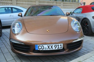 DÜZSELDORF, ALMANY - 19 Eylül 2020: Porsche 991 Carrera lüks spor arabası Almanya 'da park edildi. Almanya 'da kayıtlı 45.8 milyon araç bulunmaktadır (2017 itibariyle).).