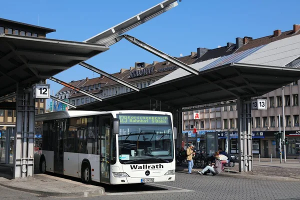 Moenchengladbach Alemanha Setembro 2020 Pessoas Esperam Estação Ônibus Gladbach Moenchengladbach — Fotografia de Stock