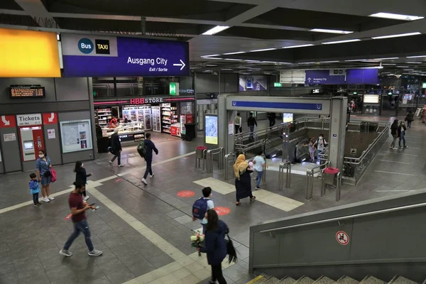 Gelsenkirchen Duitsland September 2020 Passagiers Lopen Gelsenkirchen Treinstation Duitsland Gelsenkirchen — Stockfoto