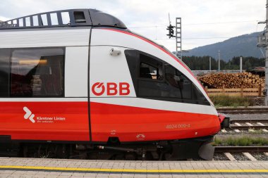 CARINTHIA, AUSTRIA - 7 Ağustos 2022 Avusturya Federal Demiryolları OBB bombardıman yolcu treni Carinthia, Avusturya 'daki Hermagor tren istasyonunda.