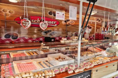 VILLACH, AUSTRIA - Avusturya 'da Brauchtumsfest (geleneksel festival) olarak bilinen Villach Kirchtag yerel yaz tatilinde Avusturya tatlılarının tedarikçisi.