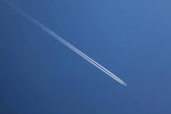 Passenger Aircraft Condensation Trails Sky Europe Blue Sky Clouds — Stock Photo, Image