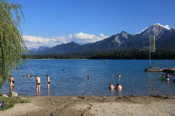 Carinthia Austria August 2022 Turiștii Bucură Vară Lacul Faak Faaker — Fotografie, imagine de stoc