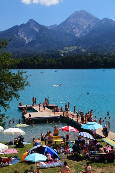 Carinthia Austria Sierpnia 2022 Turyści Cieszą Się Latem Nad Jeziorem — Zdjęcie stockowe