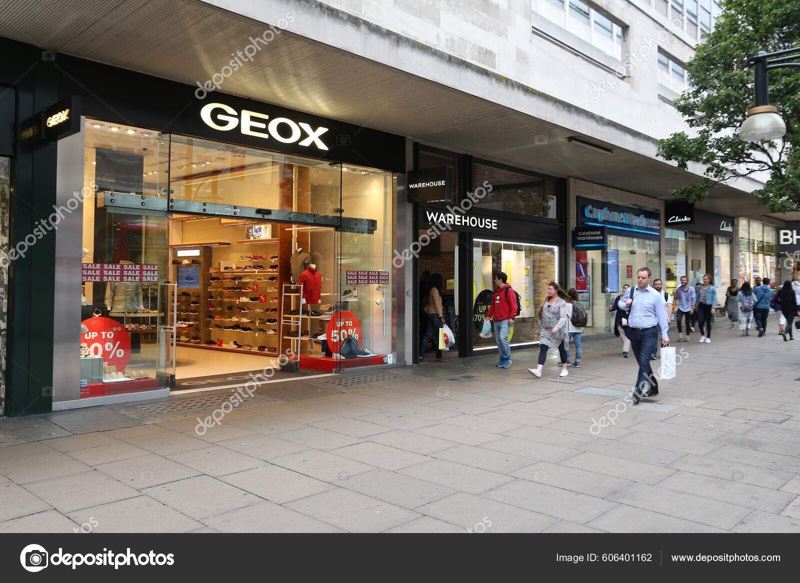 Flotar Saludar Sofocante Geox shop fotos de stock, imágenes de Geox shop sin royalties |  Depositphotos