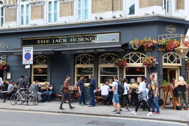 LONDON, İngiltere - 6 Temmuz 2016: Londra 'nın merkezindeki Tottenham Court Road' da insanlar The Jack Horner 'ın önünden geçiyor. Londra 'da 7000' den fazla bar var..