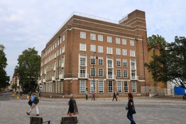 LONDON, İngiltere - 6 Temmuz 2016: Londra Üniversitesi 'nde insanlar Warburg Enstitüsü' ne doğru yürüyorlar. Warburg Enstitüsü Gelişmiş Öğrenim Okulu 'nun bir üyesidir..