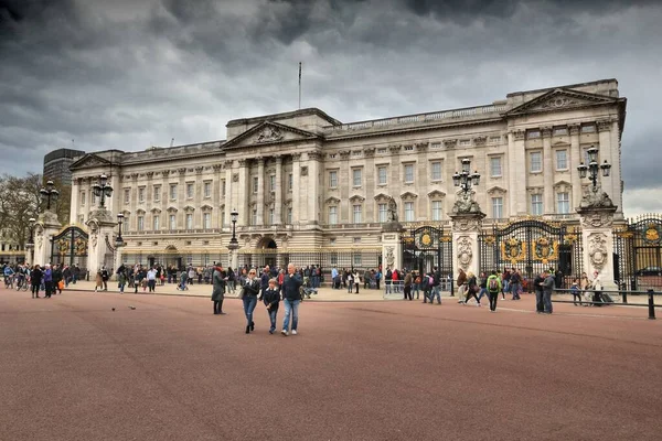 London Großbritannien April 2016 Menschen Besuchen Den Buckingham Palace London — Stockfoto