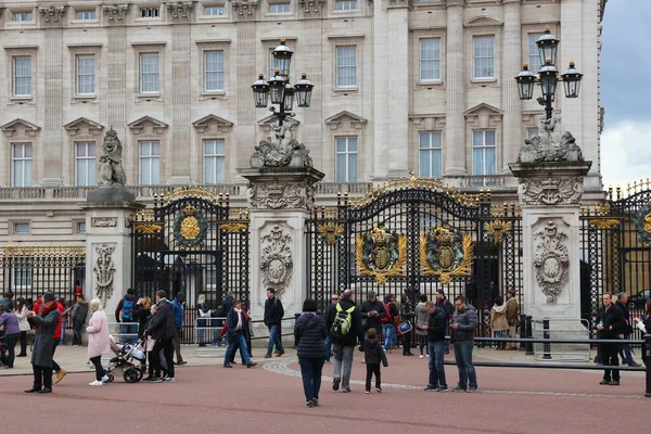 London Großbritannien April 2016 Menschen Besuchen Den Buckingham Palace London — Stockfoto