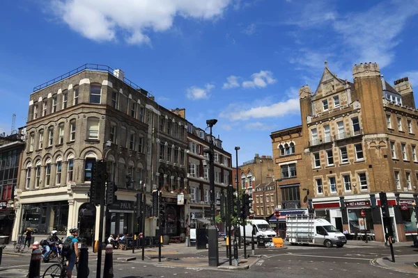 LONDON, İngiltere - 6 Temmuz 2016: İnsanlar Farringdon Without, Londra, İngiltere 'de bir caddeyi ziyaret ediyor. Londra, 13 milyon nüfusuyla İngiltere 'nin en kalabalık şehridir..