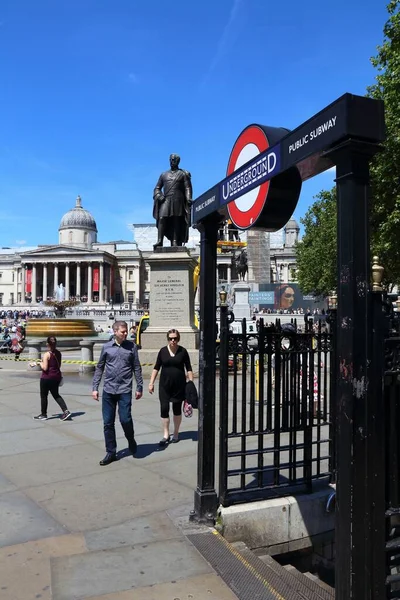 London Lipiec 2016 Ludzie Odwiedzają Trafalgar Square Londynie Plac Jest — Zdjęcie stockowe