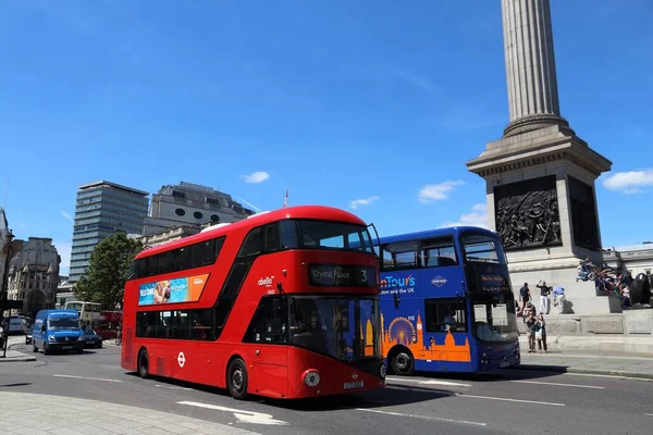 London Lipiec 2016 Ludzie Jeżdżą Autobusem New Routemaster Trafalgar Square — Zdjęcie stockowe