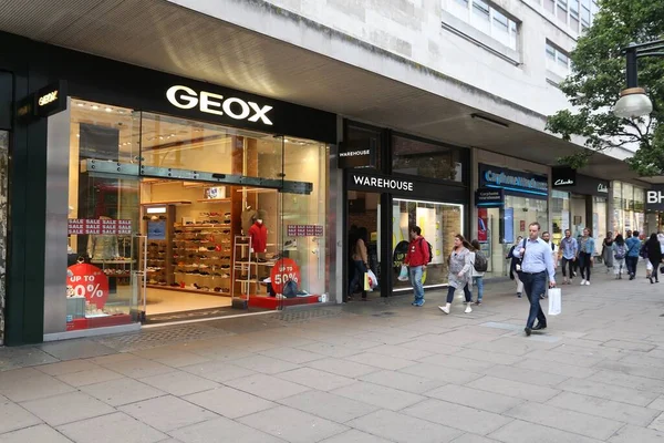 Londýn Velká Británie Června 2016 Lidé Nakupují Obchodě Obuví Geox — Stock fotografie