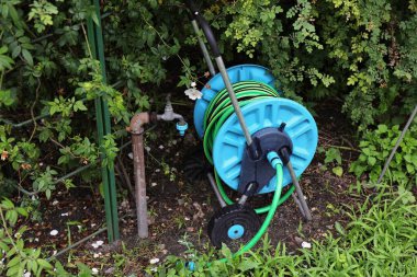 Bahçe hortumu tramvayı. Yararlı bahçe ekipmanları.