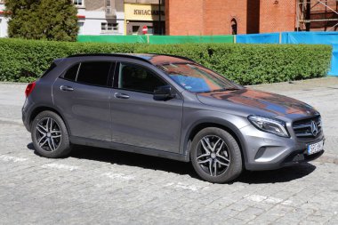 RACIBORZ, POLAND - 11 Mayıs 2021 Polonya 'da park ettiğim Mercedes GLA. Polonya 'da 33 milyon kayıtlı motorlu araç var.