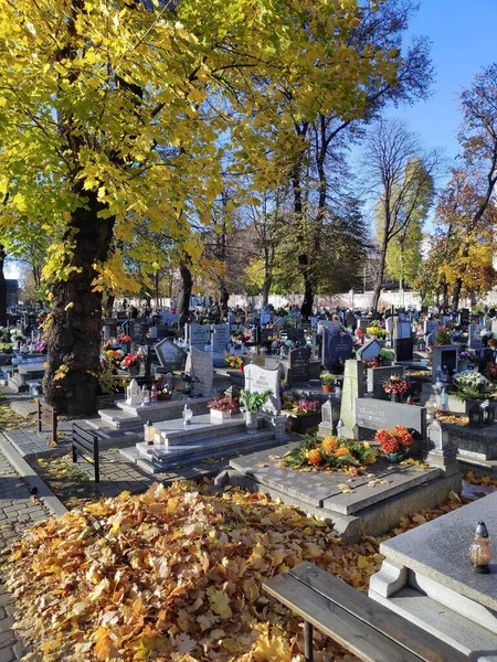 Bytom Polónia Outubro 2021 Vista Outono Sepulturas Velas Cemitério Durante — Fotografia de Stock