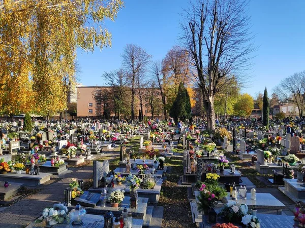 Chorzow Polonia Octubre 2021 Gente Visita Tumbas Durante Día Todos — Foto de Stock