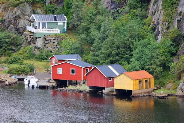 ノルウェーのリスタ半島農村風景 ヴァンス自治体のListafjordenフィッシングキャビン — ストック写真