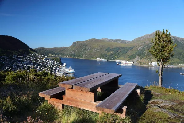 挪威Maloy镇 Vagsoy岛 挪威维斯特兰县渔港上方一个娱乐区的野餐桌 — 图库照片