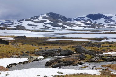 Norveç doğası - Jotunheimen dağları yaz manzarası. Sognefjell dağ sırası.