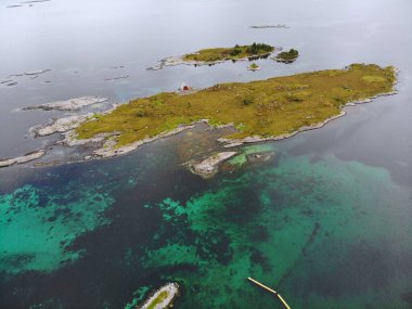 Norveç adaları insansız hava aracı görüntüsü. Daha fazla og Romsdal bölgesinde Heroyfjorden 'deki küçük adalar.