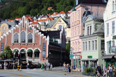 Bergen, Norveç - 23 Temmuz 2020 İnsanlar Norveç 'in Bryggen ilçesini ziyaret ediyor. Burası UNESCO 'nun Dünya Mirası Bölgesi.
