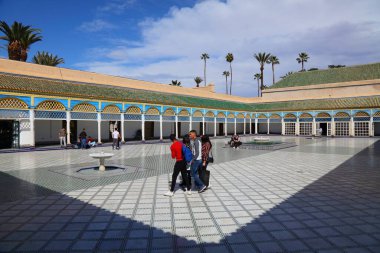 MARRAKECH, FOCCO - 20 Şubat 2022: Turistler Marakeş 'teki Bahia Sarayı Büyük Avlusu' nu ziyaret ettiler. Marakeş 'in tarihi Medine mahallesi UNESCO' nun Dünya Mirası Alanıdır..