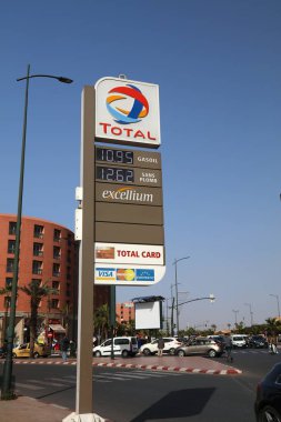 MARRAKECH, MOROCCO - 21 Şubat 2022: Marakeş, Fas 'taki Toplam bir benzin istasyonunda yakıt fiyatları.