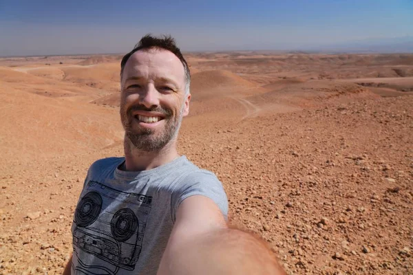 Selfie Turystyczne Pustynnym Krajobrazie Agafay Niedaleko Marrakeszu Maroko — Zdjęcie stockowe