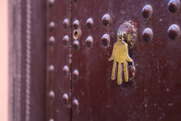 Hamsa Mão Fátima Batedor Porta Característica Arquitetura Marroquina Tradicional Marrakech — Fotografia de Stock