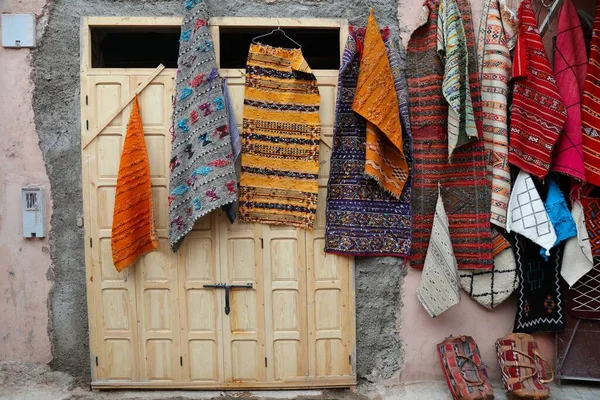 Tapete Marroquino Tapetes Tradicionais Vendedor Rua Souk Marrakech Artesanato Marrocos — Fotografia de Stock