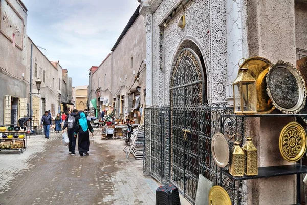 モロッコのマラケシュ 2022年2月20日 モロッコのマラケシュ市のメディナ 旧市街 で人々が訪れます 歴史的なメディナ地区はユネスコの世界遺産に登録されています — ストック写真