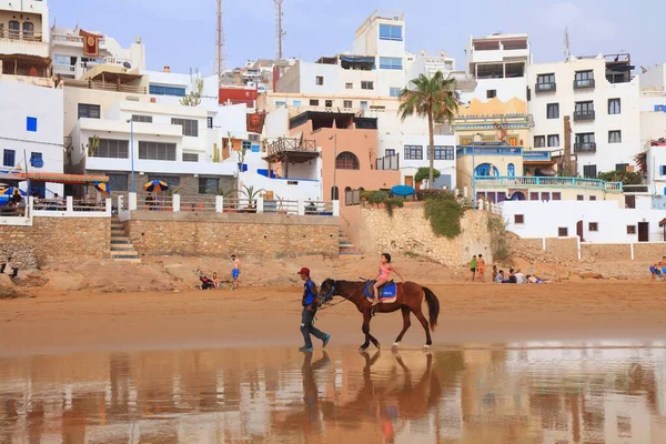 Taghazout Morocco Február 2022 Emberek Meglátogatják Strandot Taghazout Szörfváros Közelében — Stock Fotó