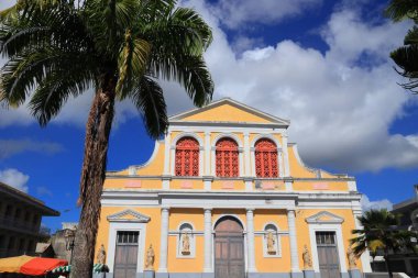 Bir Pitre göster, Guadeloupe 'un en büyük şehri. St. Peter ve St. Paul Katolik Kilisesi, yerel olarak Katedral olarak bilinir..