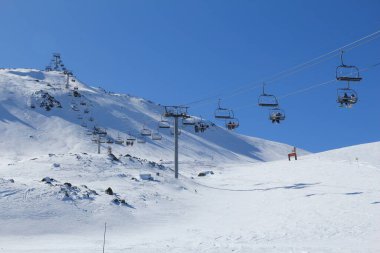 Fransız Alpleri kış karında kayak yapıyor. Avrupa 'daki Valloire kayak merkezi.