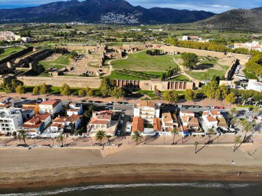 İspanya 'da Ciutadella de Roses (Güller Kalesi) hava manzarası. İspanya 'nın Katalonya eyaletinin Alt Emporda ilçesinde tarihi tahkimat.