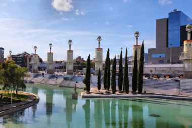 BARCELONA, SPAIN - 6 Ekim 2021: İspanya 'nın Barcelona kentindeki Sants bölgesinde bir halk parkı olan Parc de l' Espanya Industrial 'i ziyaret edenler.