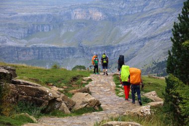 PYRENEES, SPAIN - 25 Eylül 2021: Sırt çantaları Pireneler 'deki Ordesa y Monte Perdido Ulusal Parkı' nda yürüyüş parkının keyfini çıkarıyorlar.