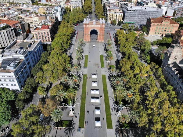 バルセロナ航空 凱旋門 Arc Triomf とPasseig Lluis Companies通りのある街の風景 — ストック写真