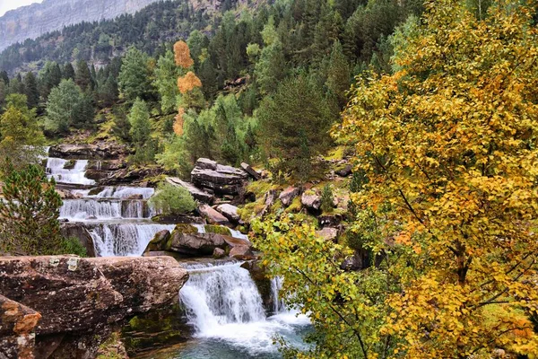 Watervallen Bergen Van Spanje Ordesa Vallei Spaanse Pyreneeën Herfst Nationaal — Stockfoto