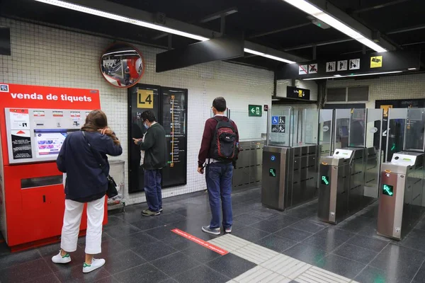 バルセロナ スペイン 2021年10月6日 乗客はスペインのバルセロナ地下鉄のチケットマシンを使用します バルセロナ地下鉄は高速鉄道のネットワークです — ストック写真