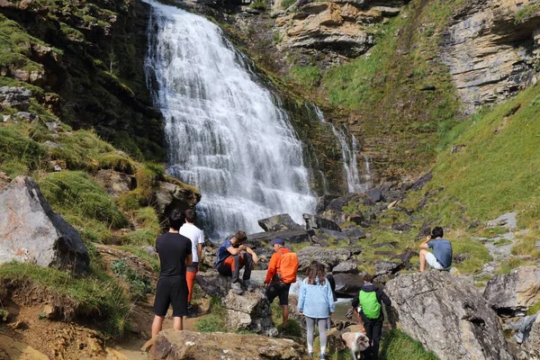 Pyrenees Spain September 2021 Туристи Відвідують Водоспад Cascada Cola Caballo — стокове фото