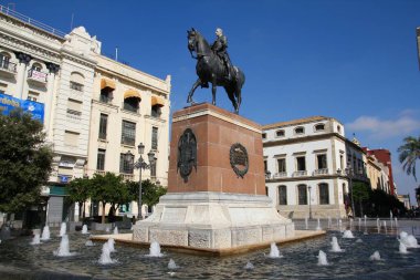 CORDOBA, İspanya - 13 Ekim 2010: İnsanlar İspanya 'nın Cordoba kentindeki ana meydanı ziyaret ediyor. Cordoba, İspanya 'nın Endülüs bölgesinde büyük bir şehirdir..