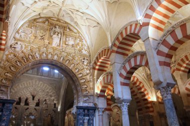 CORDOBA, İspanya - 13 Ekim 2010: İnsanlar İspanya 'nın Cordoba kentindeki Mezquita katedralini ziyaret eder. Katedral eski Büyük Camii 'nden dönüştürüldü ve UNESCO' nun Dünya Mirası Bölgesi oldu..