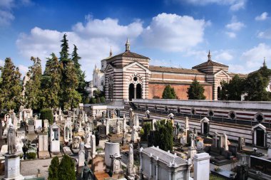 Milan, İtalya - 6 Ekim 2010: Cimitero Monumentale Milan, İtalya. Carlo Maciachini mimar tarafından tasarlanan Monumental mezarlığı için ayrıntılı stilini ünlüdür.