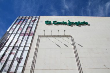 VALENCIA, İspanya - 10 Ekim 2010 Valencia, İspanya 'daki El Corte Ingles mağazası. El Corte Ingles, Avrupa 'nın en büyük mağaza grubu ve dünya çapında 4. 1940 'dan beri var..