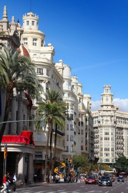 VALENCIA, İspanya - 8 Ekim 2010 Valencia, İspanya 'da insanlar yürür. Valencia yaklaşık 0.8 milyon nüfusuyla İspanya 'nın en büyük üçüncü şehridir..