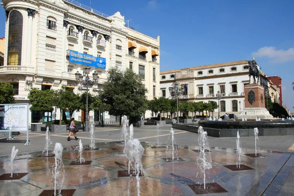 コルドバ スペイン 2010年10月13日 人々は スペインのコルドバにあるメイン広場を訪問します コルドバはスペインのアンダルシア地方の主要都市です — ストック写真
