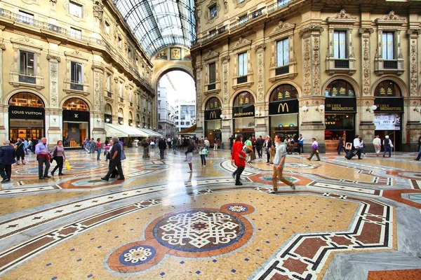 Милан Италия Октября 2010 Люди Посещают Исторический Торговый Центр Vittorio — стоковое фото
